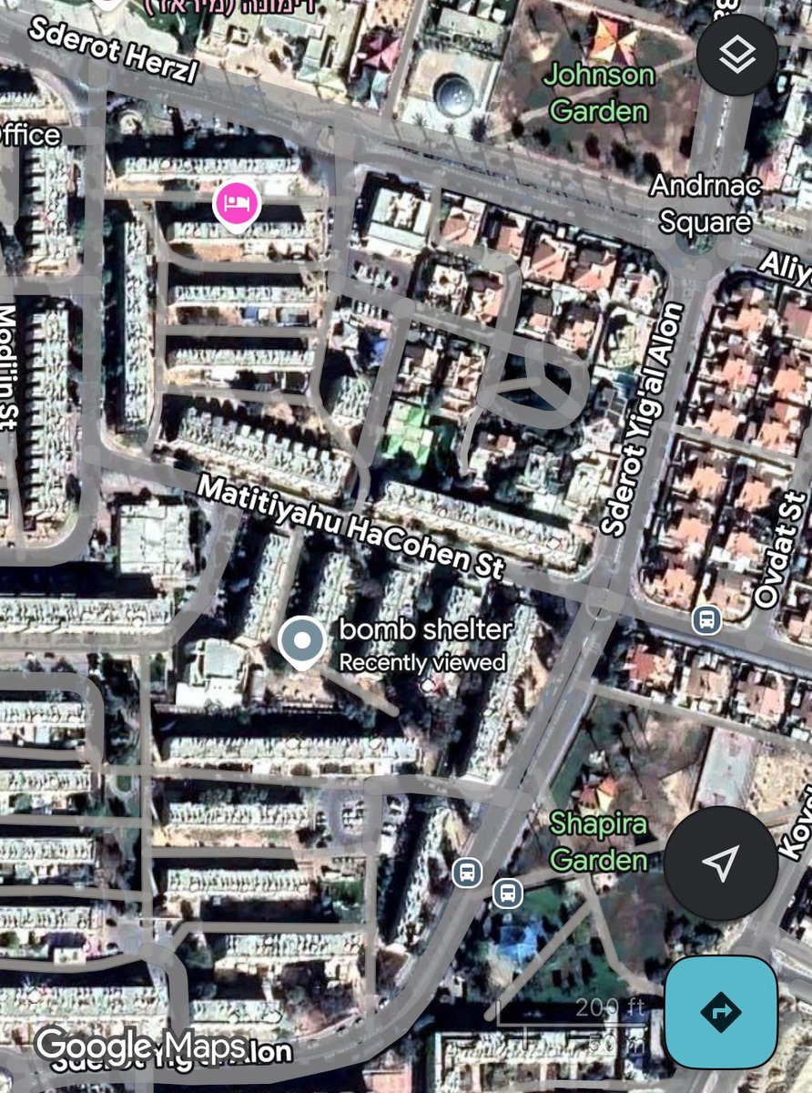 TuiteroSismico's tweet photo. URGENTE  🇮🇷💥🇮🇱: Los análisis de geolocalización realizados por fuentes de inteligencia de fuentes abiertas (OSINT) sugieren que el misil iraní Khorramshahr-4 con carga de 1 tonelada impactó en un refugio antibombas en Dimona.

Esto probablemente sugiere que Irán tenía información de que científicos nucleares israelíes posiblemente estaban utilizando este refugio antibombas, ya que se encuentra a tan solo unos 10 km de la instalación nuclear de Dimona.