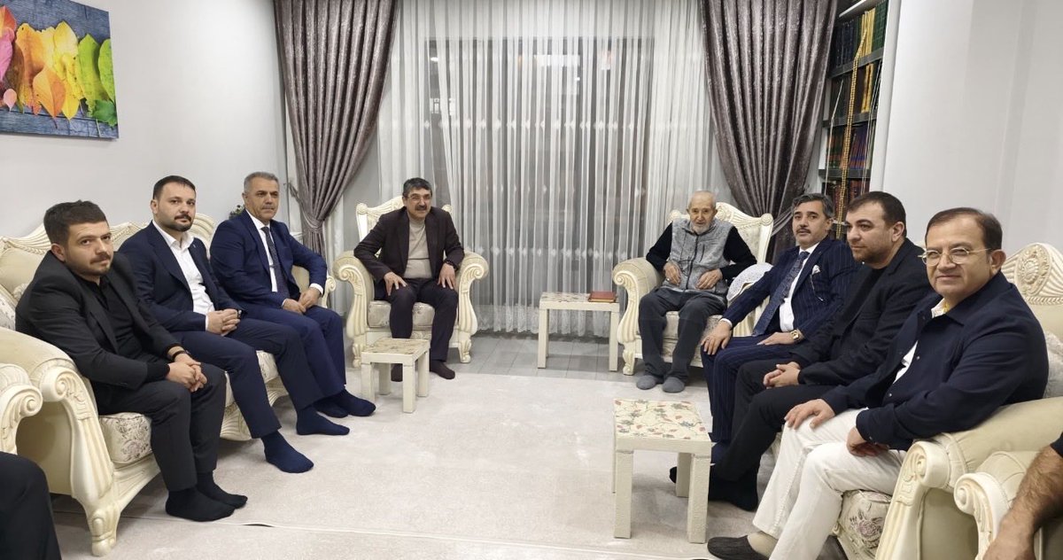 Bugün Batman’ımızın kıymetli âlimlerinden, ilmi ve irfanıyla gönüllerimize dokunan değerli hocamız Melle Abdullah Aydın’ı ziyaret etme imkânı bulduk. Hoş sohbeti, engin tecrübesi ve samimiyetiyle bizleri ziyadesiyle memnun etti.

Kendisine bu güzel karşılaması ve kıymetli sohbeti