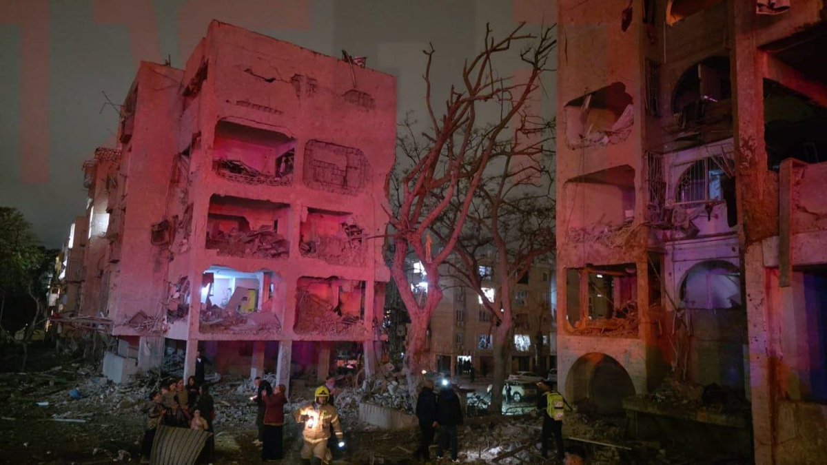 🚨 #ULTIMAHORA | "Autoridad de Radiodifusión israelí": El ataque con misiles iraníes contra Arad causó el mayor número de víctimas desde el comienzo de la guerra y destruyó por completo un barrio.

Unos 1.300 rescatistas y bomberos trabajan en el lugar.