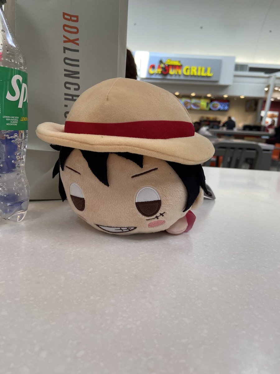 anyway, had a fun day at the mall; did a lot at round 1 since they seem to recently have opened one in there. it was HUGE and bigger than the one i went to in LA!!! did a lot of taiko but i def need to play all of the other rhythm games. also, won luffy <3