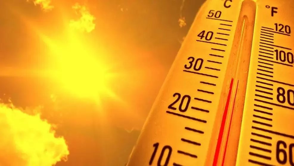 JeffZogg's tweet photo. The high temp in Des Moines, IA thus far today has been 91F.  Today is the earliest day that Des Moines reached 90+F in any year.  Normal high is 52F.  According to @akrherz the median first occurrence of 90+F highs in Des Moines is in the first third of June.  #Heat #Iowa #IAwx https://t.co/AwjDaos0Mc