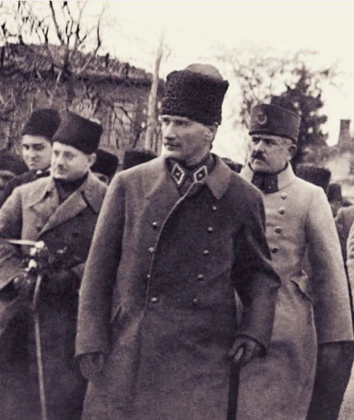 Birisi durmadan racon kesiyor....

Dünya Üzerinde En Büyük RACONU "Geldikleri Gibi Giderler" Diyen ve Sözünü Tutan BAŞKOMUTAN M.KEMAL ATATÜRK Kesmiştir Gerisi Hikaye...🇹🇷