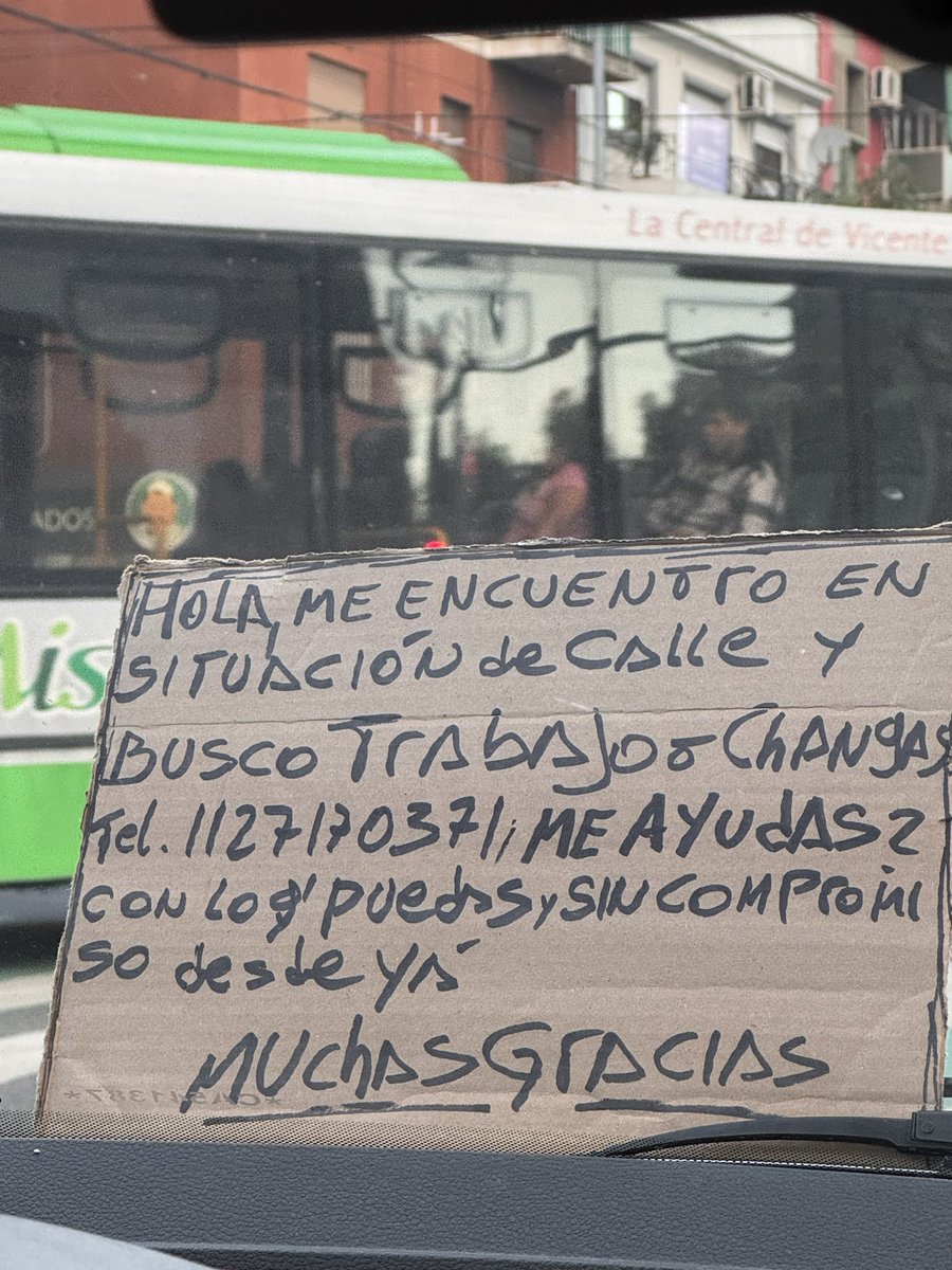 sere_sciacca's tweet photo. Acá por Devoto, Mauro busca trabajo todos los días en el semáforo entre Chivilcoy y Beiró. Si alguien está interesado en contactarlo para darle una mano les dejo su número. 🫶🏻 https://t.co/x5AQdnWdj8