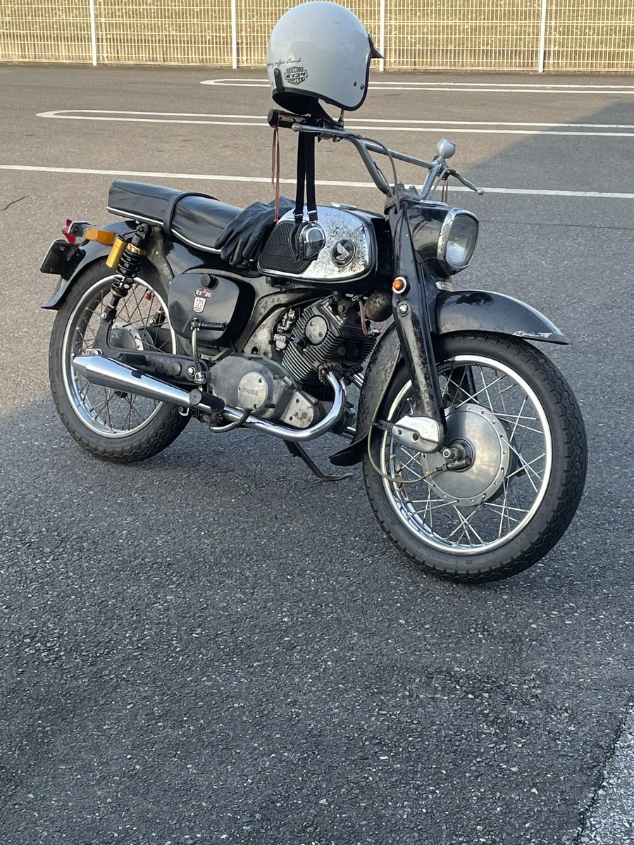 昨日はウインカーとキャップがピッタリと思って取り付け始めたら中身が大きいのか奥まで入らないw
急遽ビニテ処理して仮運行です。