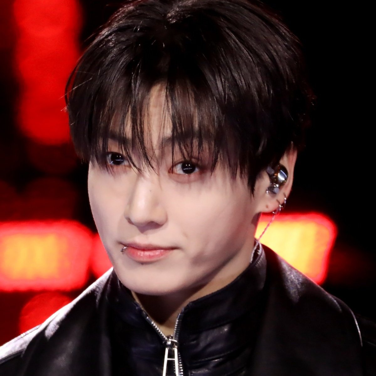 ทำไมหล่อจังเลยอะ แล้วหน้าเด็กลงเหมือนย้อนไปปี2019 หล่อชิบหาย หล่อจนหงุดหงิดว่ะ หล่อแบบที่ไม่สามารถบรรยายออกมาได้ หน้ากรอบชัดสันกรามคมกริบ ตาจมูกปากถูกต้องรับกันไปหมด แพ้มาก ตายๆๆ ต้องการรถพยายบาลต้องการหลุมฝังตัวเอง โอ้ยยย ทำไมหล่อแบบนี้ ไม่เข้าใจว่าทำไมต้องหล่อขนาดนี้ จะบ้าแล้ว