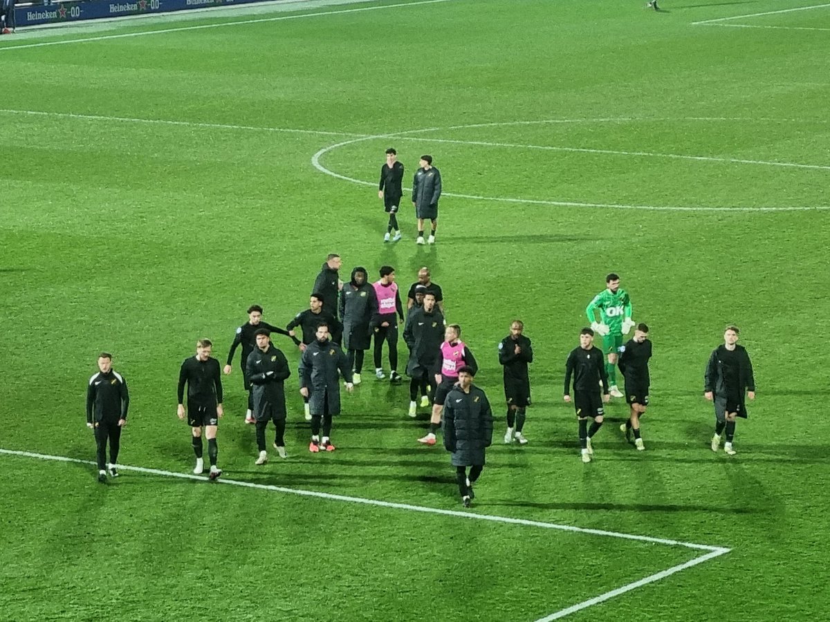 Een berustend applaus. Kamikaze voetbal gespeeld, het was niet genoeg. Met nul punten terug naar Breda #NACpraat