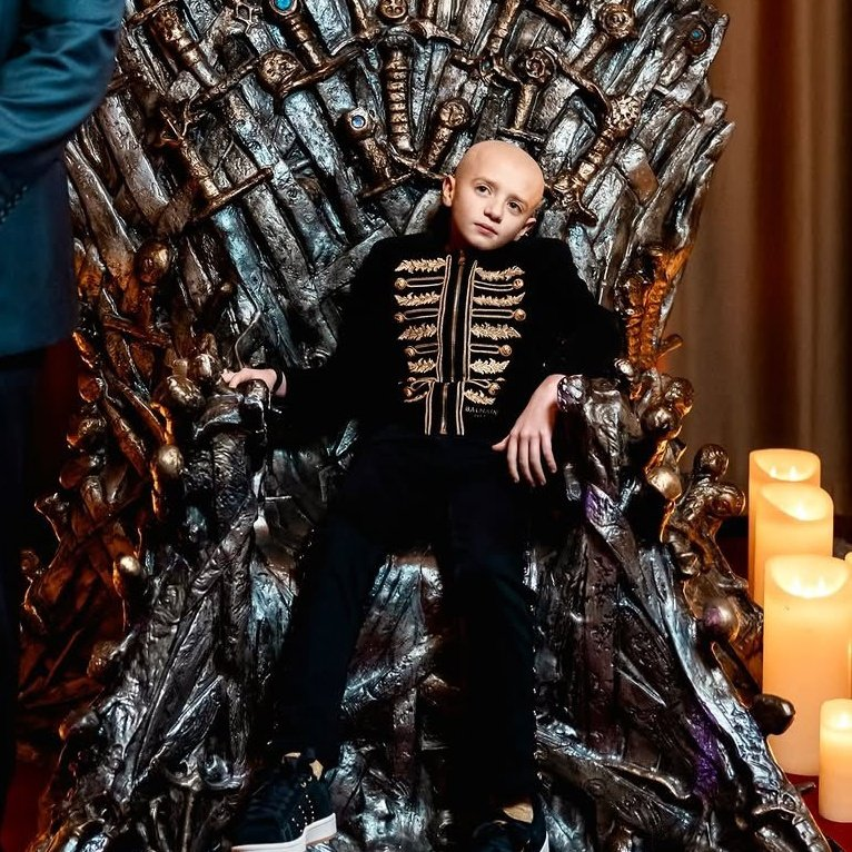 Kader ağlarını böyle ördü.

6 yaşında demir tahtta fotoğraf çektirdikten 4 yıl sonra bir Game of Thrones dizisinde başrol oldu