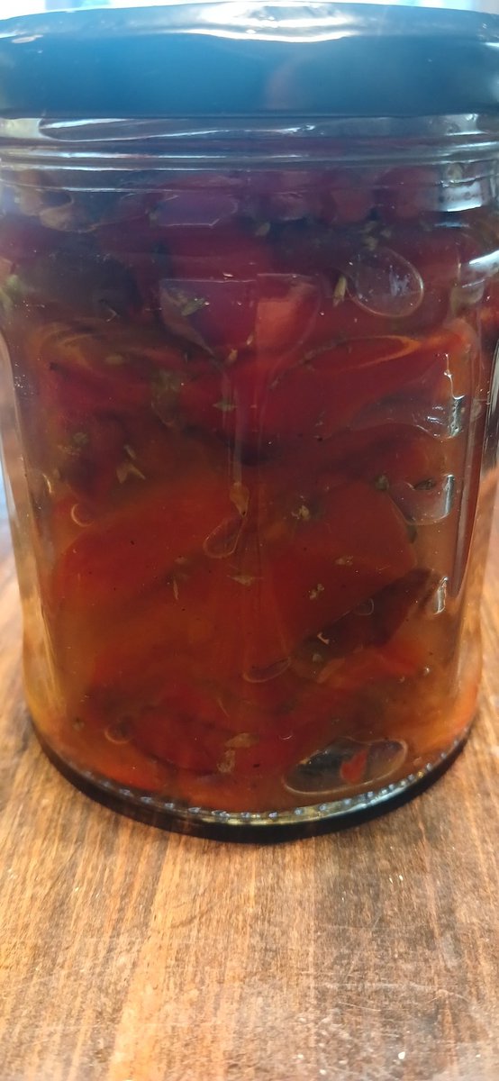 Están muy baratos los morrones.
Aceite y al horno.
Sacar, pelar y cortar.
Meter en frasco con condimentos a gusto y aceite.
Sean felices que no cuesta mucho.