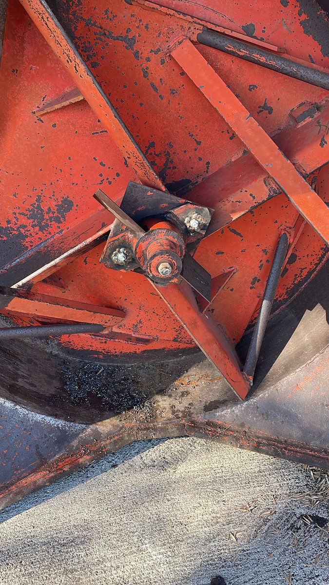 Everlyskywatch's tweet photo. We had some early snow, didn’t use the blower as it needed new shear bolt bushings. Got them welded in and it hasn’t snowed much here since. You can thank me for that. Upper 80’s here today, so the blower is coming off. If we get an April blizzard you can blame me for that too. https://t.co/MhBvNr75zO
