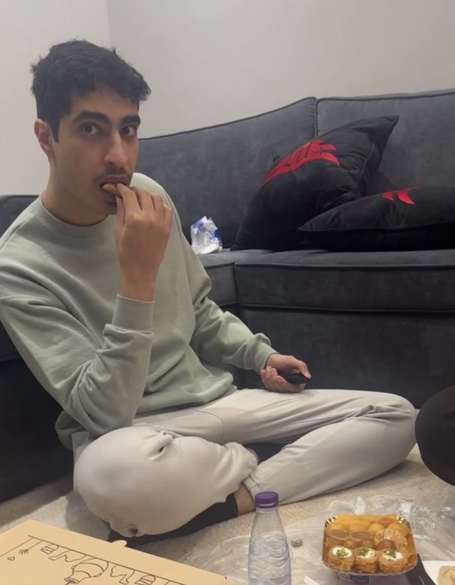 ل ‏𖡎𓅃 tweet media