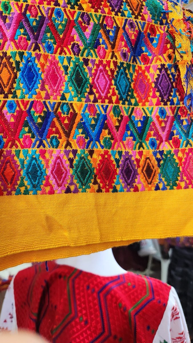 está bien que hoy no me den flores amarillas, pero malaya uno de esos güipiles amarillos 😍