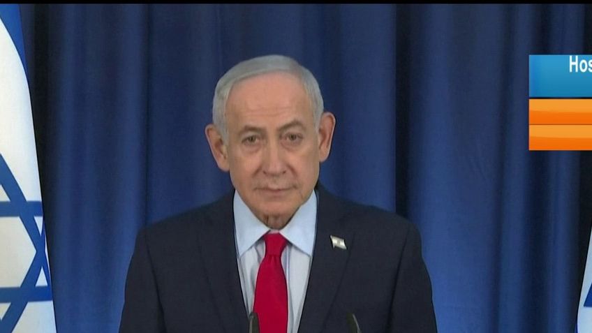 i24NEWS_FR's tweet photo. 🔴 Benjamin Netanyahou : "C'est une soirée très difficile ; nous sommes déterminés à continuer de frapper nos ennemis sur tous les fronts"
"C'est une soirée très difficile dans la lutte pour notre avenir. Il y a peu, j'ai parlé avec le maire d'Arad, Yair Maayan, et je lui ai demandé de transmettre, au nom de tous les citoyens d'Israël, nos prières pour le rétablissement des blessés", a déclaré le Premier ministre israélien. "J'ai chargé la directrice générale de mon cabinet d'apporter toute l'aide nécessaire, en collaboration avec l'ensemble des ministères. Je soutiens les forces d'urgence et de secours qui opèrent actuellement sur le terrain et j'appelle tout le monde à respecter les consignes du Commandement du Front intérieur", a-t-il poursuivi. "Nous sommes déterminés à continuer de frapper nos ennemis sur tous les fronts". https://t.co/6SNqFwnRRG