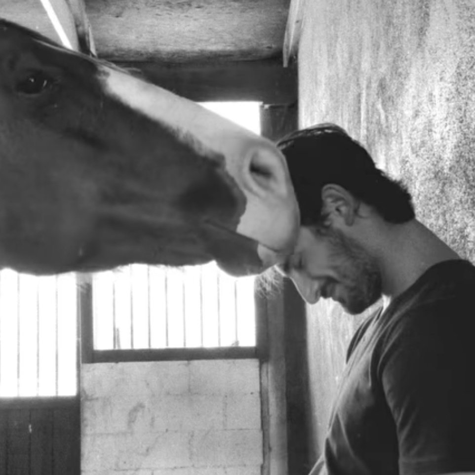emilio con el caballito awbwbwb muero de ternura, mi vidaa, ya quiero ver su personaje del Lalo😭😭💘💘