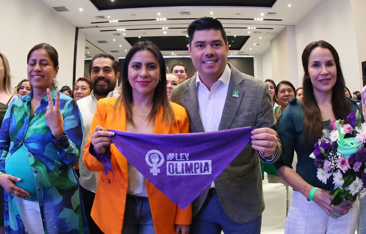 natale_jimmy's tweet photo. También, vivimos el conversatorio “Mujeres que Deciden: Voces Verdes desde el Territorio” 🗣️, donde escuchamos a mujeres que están haciendo historia desde sus espacios:
✅ Diputada #VERDE @NormaPimentelMx 
✅ Diputada #VERDE @LupitaVargasMx 
✅ Síndica Municipal @msilvaruiz 
✅ Presidenta Municipal #VERDE @mfers14 
✅ Presidenta del @HuejotzingoDif, @HuertaSpezia
Con la moderación de @carokaroline, Regidora #VERDE y Secretaria de la Mujer de @PVEM_Puebla, quien cerró este espacio con reflexiones clave para seguir impulsando el liderazgo femenino. 🙌🏻
Porque cuando una mujer decide, transforma… y cuando muchas se unen, hacen historia. 🚺✅