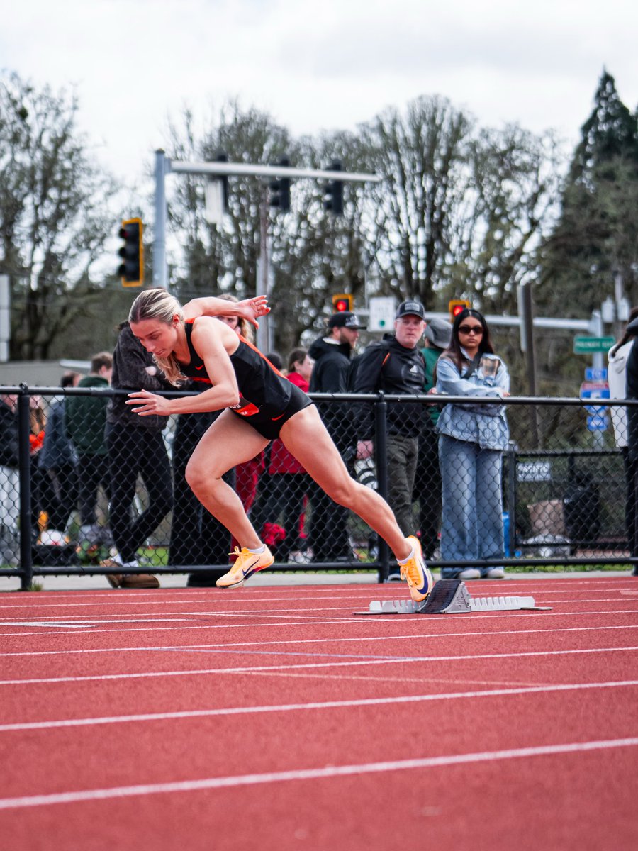 BeaverTFXC's tweet photo. Quick moves 💨

Riley improves in the 400m record books from OSU #10 to OSU #5! 

#GoBeavs https://t.co/MW7pgb9NON