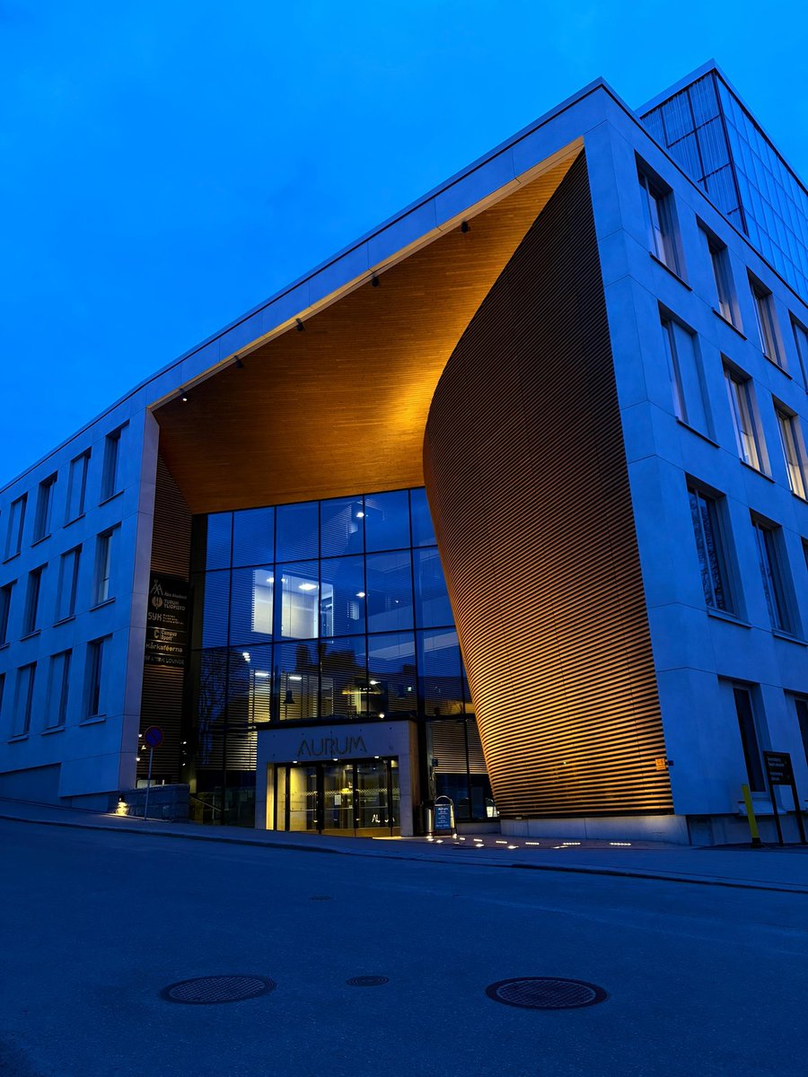 mcegbulefu's tweet image. Aurum in Turku: Piia Viitanen's 2021 masterpiece for Åbo Akademi  faculty of Science and Engineering &amp;amp; University of Turku department of Chemistry. Warm wood facade, geothermal + solar tech, huge collaboration lobby. #Architecture #SustainableDesign 
Image: @Timmysofine