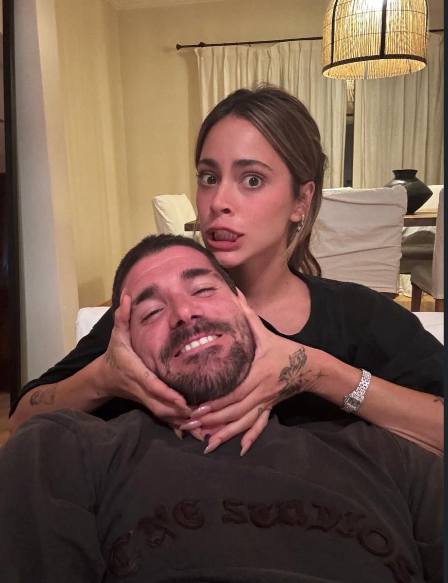 tininewsdaily's tweet photo. “Brindo por tu inalcanzable tarea de ser todos los días alguien mejor, por tu valentía a superar miedos, por tus valores, por tu sensibilidad, por alegrarme la vida.
Acá voy a estar siempre, porque hay lazos que van más allá de todo(…)” https://t.co/Y5GbvawUj3