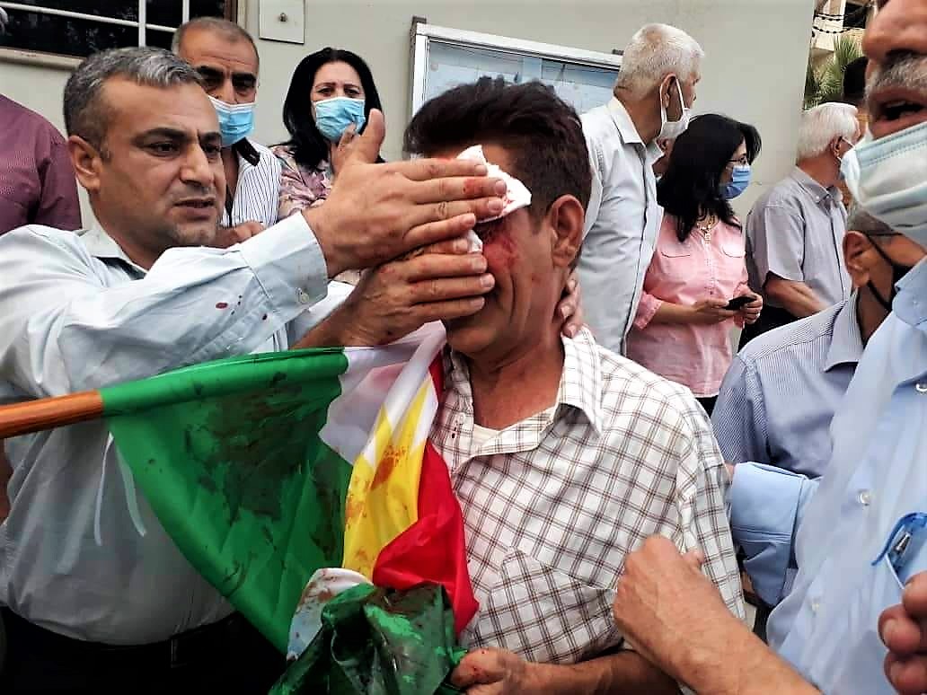 Serhat_Kurdi98's tweet photo. أيها الإخوة العرب السوريون:
إن الذين أحرقوا الأعلام الكردية ورشوا حامليها بخراطيم المياه ومزقوها وداسوها وجرحوا حامليها بالأمس، هم أنفسهم الذين يهينون العلم السوري اليوم  فلا تجعلوا من ذلك صراعاً كردياً عربياً.
الصورتان قديمتان، من القامشلي 2021 
Jan Dost https://t.co/hcFIaM0v67
