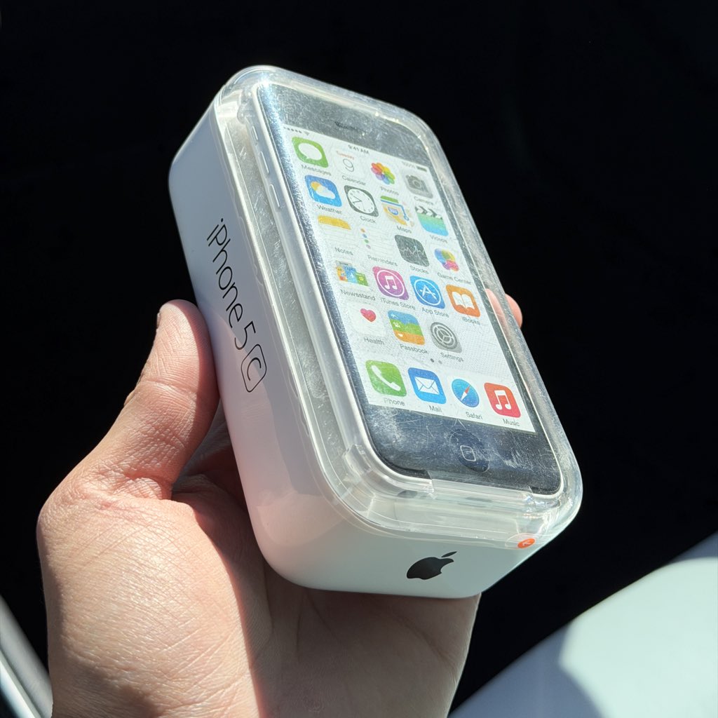 itsiclassic's tweet photo. Sealed iPhone 5c in 2026 🔥 https://t.co/T7jH0rDm5F