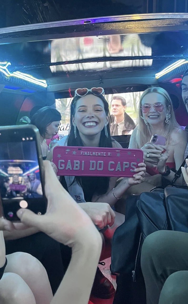 gbrlcht's tweet photo. Quando eu passei na residência dei uma festa na limousine, viralizei em grupos da residência do ENARE, fiz faixa, cantei no karaokê. Acho que foi o dia mais feliz da minha vida. https://t.co/HcZPblxPU8