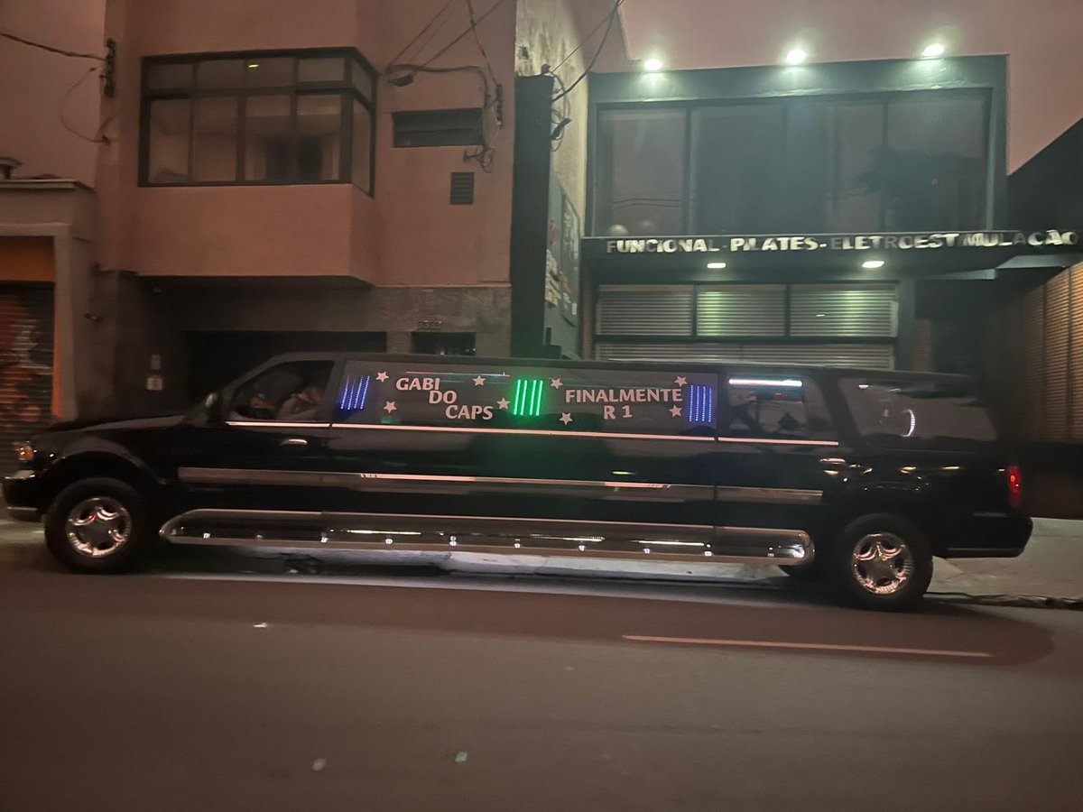 gbrlcht's tweet photo. Quando eu passei na residência dei uma festa na limousine, viralizei em grupos da residência do ENARE, fiz faixa, cantei no karaokê. Acho que foi o dia mais feliz da minha vida. https://t.co/HcZPblxPU8
