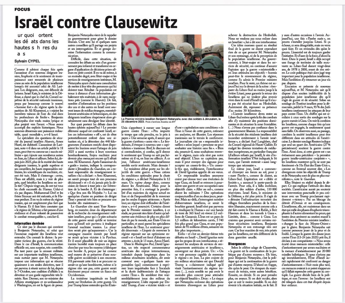 karimbitar's tweet photo. Sylvain Cypel : “Selon Clausewitz,
«la guerre est la continuation de la po-
litique par d’autres moyens». Pour Netanyahu, c’est l’inverse. D’abord on frappe, on s’empare du maximum de terrain. Ensuite, on décide. Si on peut prendre plus, on avance.” 
https://t.co/2UUt4LyFHs
“Aujourd’hui, une fois « l’herbe rasée », on pourra s’installer jusqu’au Litani. Si ça échoue, ce sera désagréable, mais on verra quoi faire. Et on reviendra dès qu’on le pourra. L’essentiel est de toujours garder l’initiative. Et d’user de la force, d’abord la force. Dans le passé, Israël a déjà occupé une frange de territoire de taille mouvante au Liban-Sud durant vingt-deux ans, de 1978 à 2000, avant de s’en retirer. Le coût politique était alors jugé trop important pour la population israélienne. Mais l’ambition d’y retourner un jour n’a pas disparu.
L’occasion se présente de nouveau aujourd’hui, et M. Netanyahu sait qu’il dispose d’un soutien indéfectible de la population juive israélienne dès qu’il s’agit de guerre et de sécurité. Selon un sondage de l’Institut israélien pour la démocratie, publié le 9 mars, 93 % des Juifs israéliens soutiennent les attaques de leur pays contre l’Iran. Un chiffre qui est similaire à ceux sortis des sondages sur la guerre menée à Gaza. On voit là combien les Israéliens, comme chaque fois qu’une guerre est engagée, la soutiennent quasi sans faille. On observera aussi, au passage, combien la société israélienne peut être différente dans ses attitudes de l’américaine. Le dernier sondage Reuters indique que seul un quart des Américains (27 % précisément) soutient la guerre contre l’Iran. Ainsi donc, si cette guerre est « un événement sans précédent – la première guerre israélo-américaine conjointe » –, les Israéliens montrent qu’ils ne sont pas forcément « le 51e État des États-Unis », comme on l’entend souvent dire. « Les divergences entre les objectifs de Trump et de Netanyahu sont de plus en plus manifestes », note le Guardian.
Elles l’étaient en réalité depuis le départ. Ce qui explique l’attitude des deux sociétés. L’américaine aurait pu soutenir une intervention ponctuelle et peu coûteuse avec un Trump proclamant rapidement « victory ». Pas un blocage du détroit d’Ormuz et ses conséquences. L’israélienne, elle, est maintenue dans un état qui mêle des phases d’euphorie triomphante à d’autres alimentant les peurs, qui toutes deux amènent au soutien massif à l’ambition du Premier ministre israélien : « changer la face du Moyen-Orient » par le glaive.”