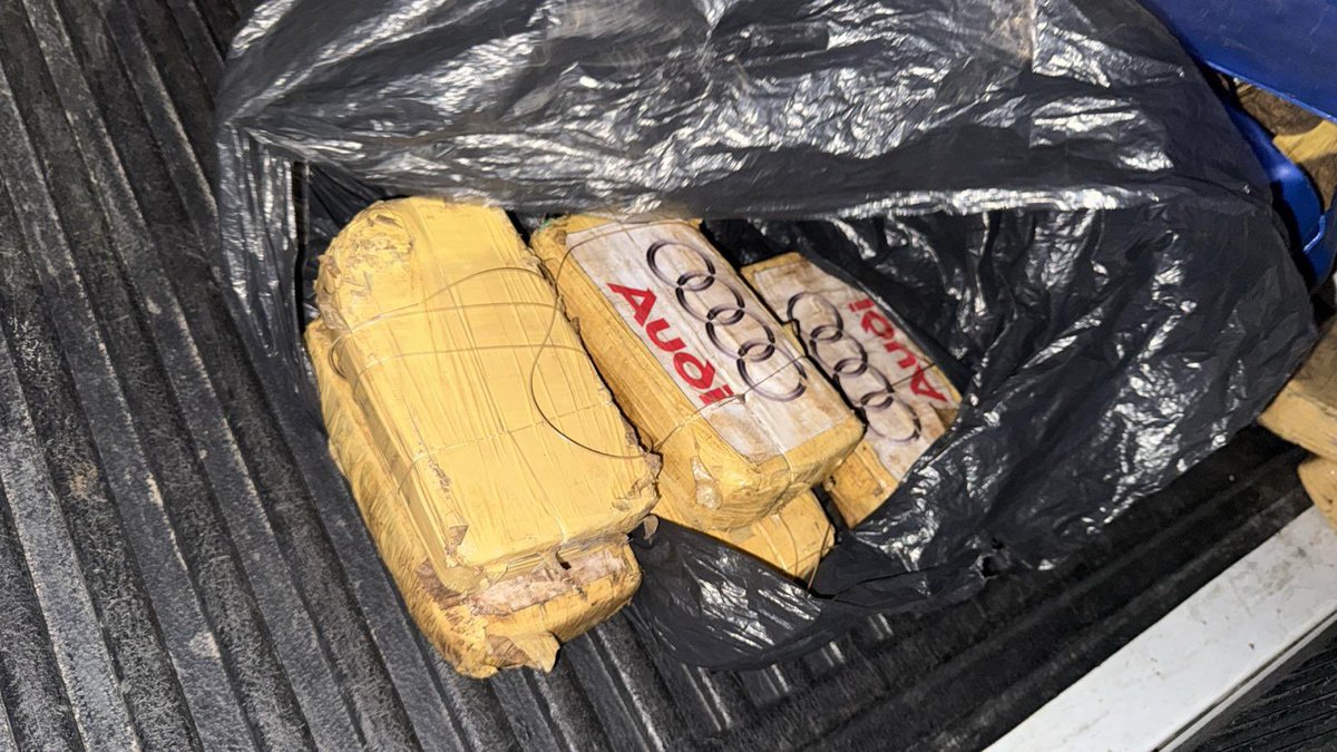 EdwardHolfman's tweet photo. La Dirección General de Represión al Tráfico Ilícito de Drogas DGRTID 🇺🇾 incautó 34,7 kilos de #pastabase en un operativo vinculado a un cargamento internacional. Una persona de nacionalidad paraguaya fue enviada a prisión, se incautaron un camión y una camioneta, ademas de dinero en efectivo, celulares y documentación. M. Interior