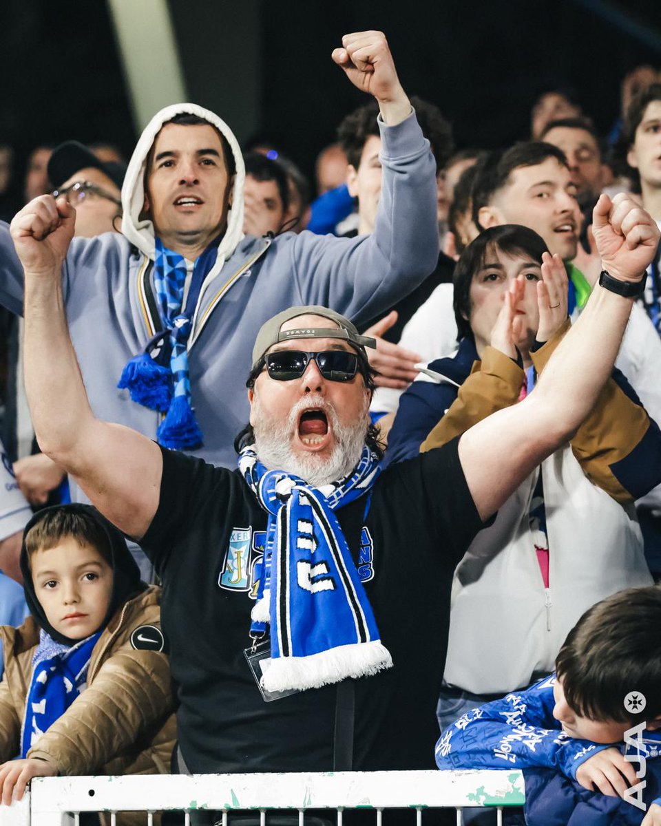 😎 On était tous un peu comme ce monsieur ce soir 😅 𝐌𝐞𝐫𝐜𝐢 𝐞𝐧𝐜𝐨𝐫𝐞 𝐝𝐮 𝐬𝐨𝐮𝐭𝐢𝐞𝐧 𝐥𝐚 #𝐓𝐞𝐚𝐦𝐀𝐉𝐀 💙🤍#AJASB29 pic.