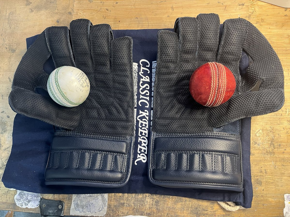 classickeeper1's tweet photo. Made these for George who was in the system at Warwick’s . Now playing top league cricket . Midnight Blue with embossed initialled name flash A subtle classic glove @KeeperCourt @WK_Union https://t.co/K94XEQwGZW