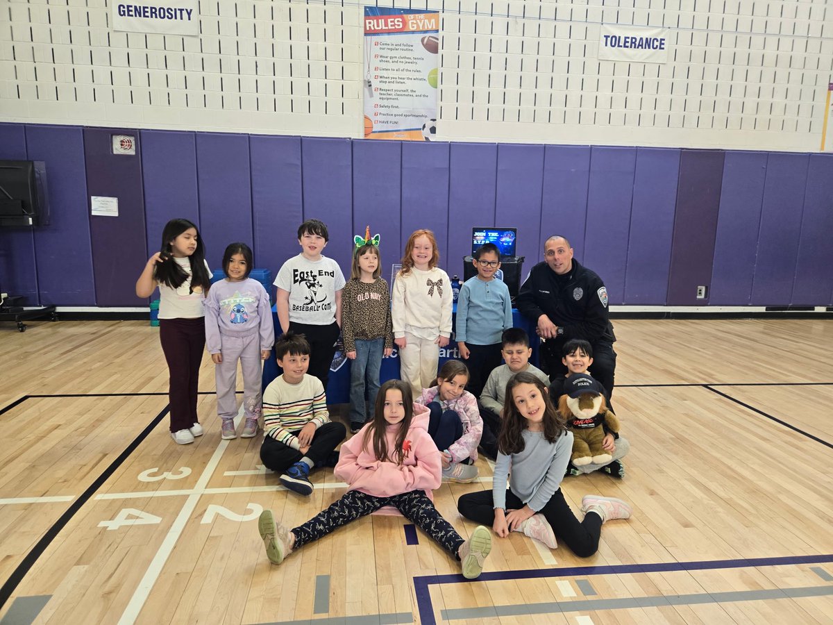 MissRignolaHB's tweet photo. Big thank you to Mrs. Foster for organizing our Career Day! We had some great opportunities to learn about important careers in our community. Then we wrote about our career interests! ๐ฉโโ๏ธ๐ฎโโ๏ธ@HamptonBaysES #WeAreHB #HBStrong https://t.co/yLxz64WoSI