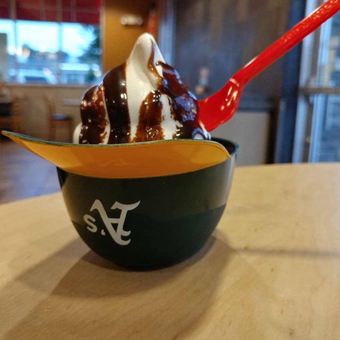 OleTimeHardball's tweet photo. Is there a better way to serve a sundae? https://t.co/OesV1e08ck