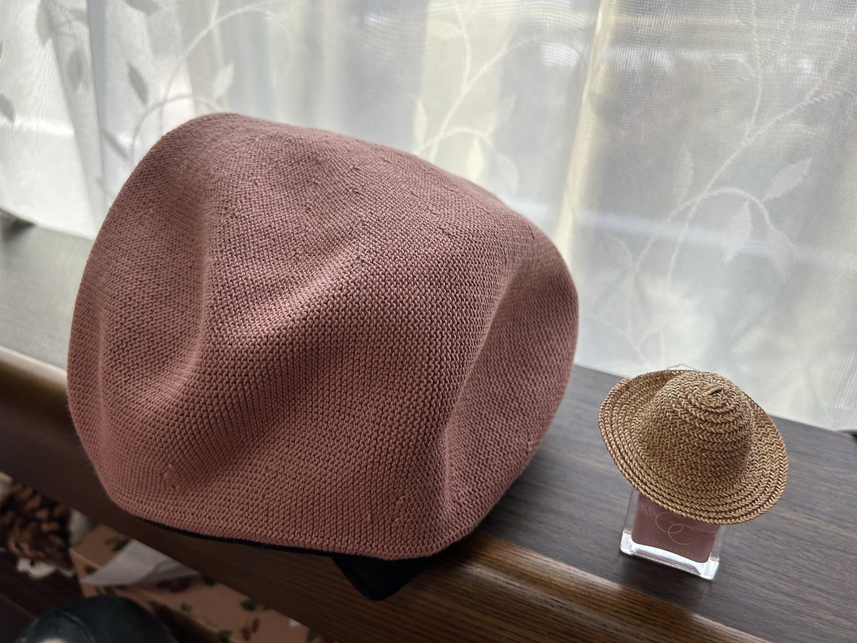 madamu147's tweet photo. 梅田の阪神二階帽子売り場で買いました。春らしい色のベレー帽。そこで紙で帽子を作ってました。可愛い帽子貰いました😁👒 https://t.co/1L8POppFZi