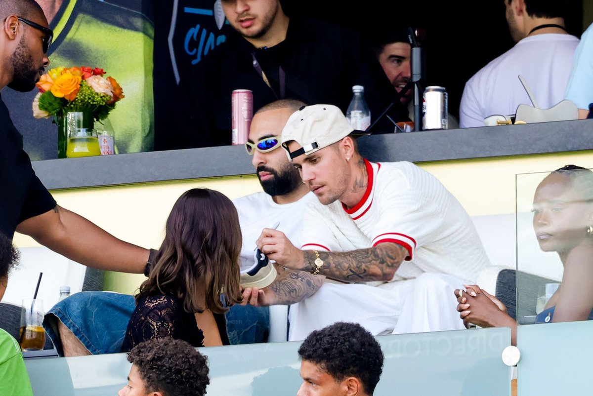hbbrmidias's tweet photo. Hailey e Justin Bieber com Neima Khaila no Fanatics Flag Football Classic no BMO Stadium em Los Angeles, Califórnia. (21 de março) https://t.co/k8eSWRSd2L