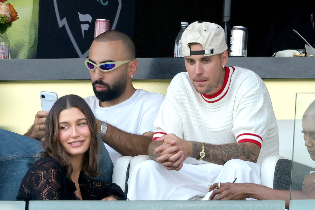 hbbrmidias's tweet photo. Hailey e Justin Bieber com Neima Khaila no Fanatics Flag Football Classic no BMO Stadium em Los Angeles, Califórnia. (21 de março) https://t.co/k8eSWRSd2L