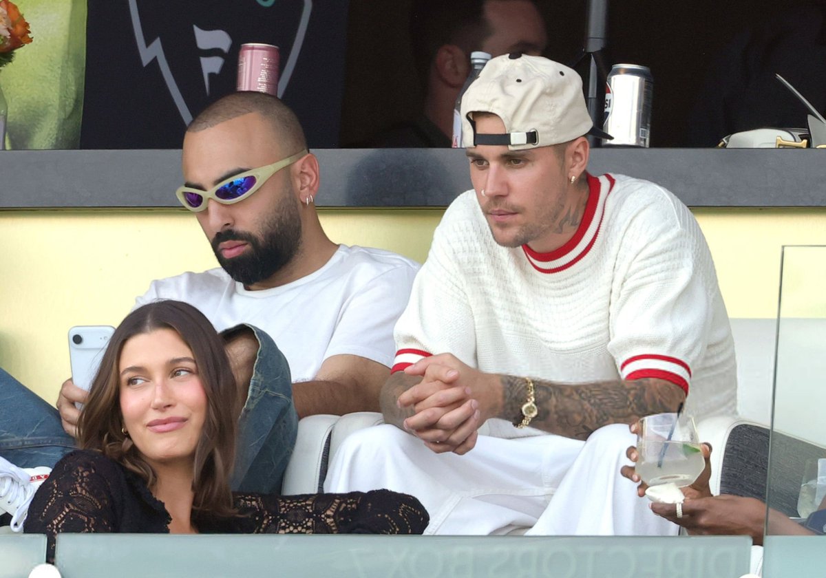 hbbrmidias's tweet photo. Hailey e Justin Bieber com Neima Khaila no Fanatics Flag Football Classic no BMO Stadium em Los Angeles, Califórnia. (21 de março) https://t.co/k8eSWRSd2L