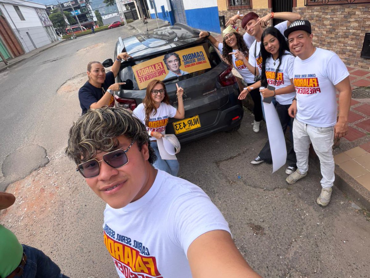 Nathali84597574's tweet photo. El Tolima con Fajardo #FajardoPresidente #pegaton https://t.co/8CAV5pKczf