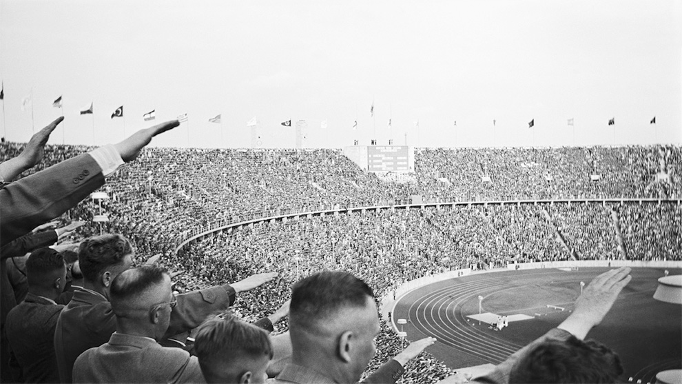 UNAM_MX's tweet photo. Rumbo al Mundial 2026 ⚽, en el @ccutlatelolco se presenta “Sportswashing”, una muestra que cuestiona el papel histórico de los grandes torneos en la construcción de propaganda y legitimación del poder. Lee la nota en @Gaceta_UNAM > https://t.co/86jQ0praOb https://t.co/VAQ6vgpPbc
