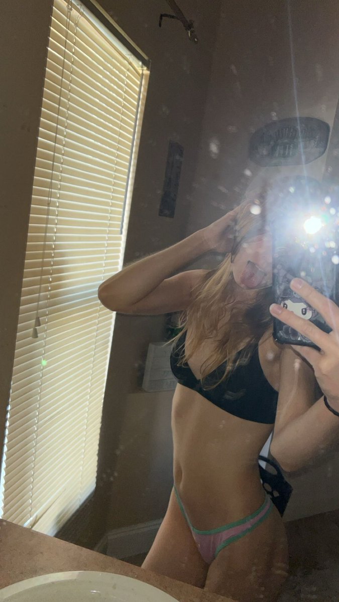 hellokittyw4tch's tweet photo. I wish more of you guys would talk to me 😩 #needy #needyou #dick #pussy #horny #younggirl #mommy https://t.co/3ldoFwAPqK