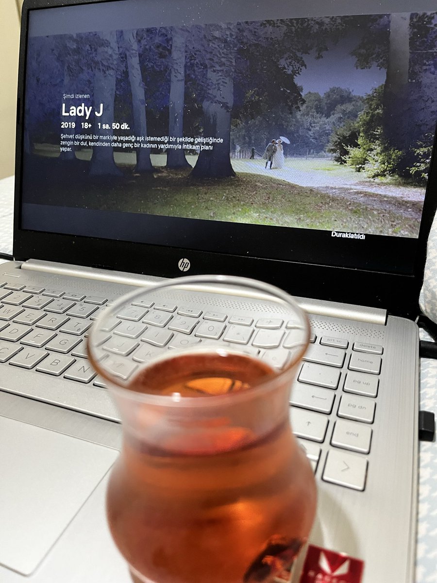 Film keyfi demek isterdim ama yanımda yanan şömineye bile gülmekten katılan biri var. Adı lazım değil ablam 🤦🏻‍♀️