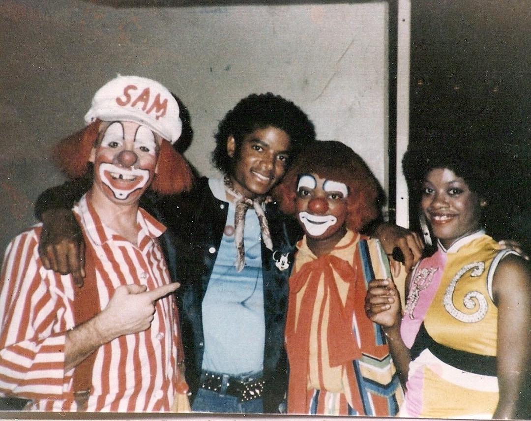 Your daily reminder that MJ never denied anyone a photo, and therefore there are thousands of photos of MJ with all kinds of people out there. 🙂