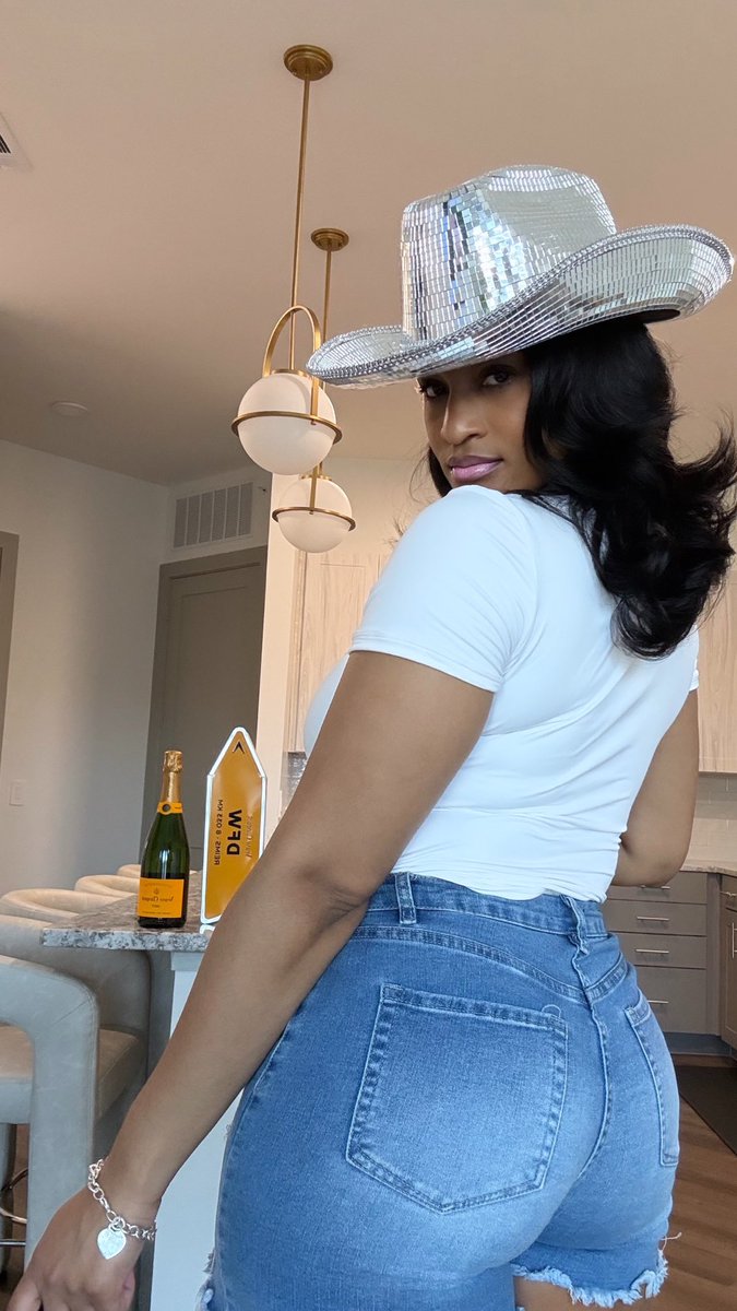 🥂🤍 tweet media