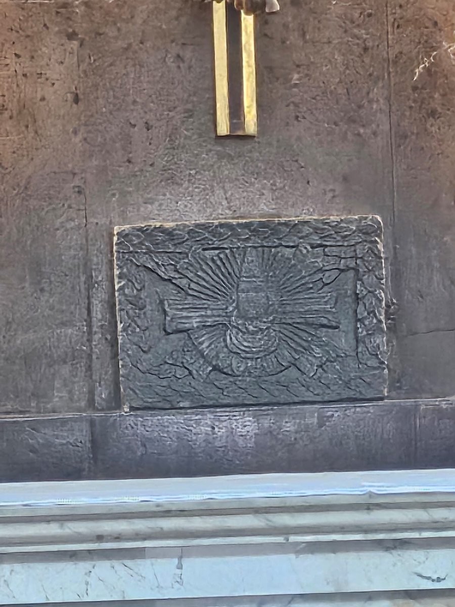 Me encuentro en la parroquia del Señor del buen Despacho en el Barrio de Tlacoquemécatl Colonia del Valle.
Lo que está a los pies del Cristo es posiblemente un altar a Xipe.
Se ve el yopitzontli o gorro de Xipe y una cenefa no de plumas más bien de hojas de Zapote.