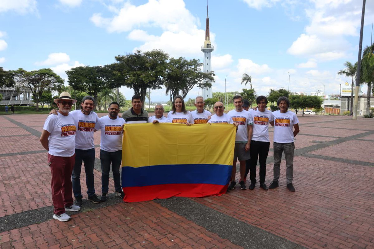 Con el obelisco de fondo, nuestro equipo  de seguidores de Fajardo que hoy estuvimos en la jornada de micro perforados. #FajardoPresidente