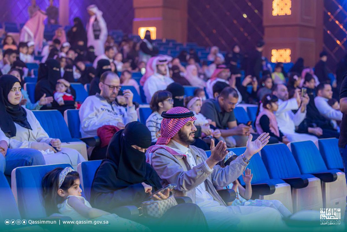 Qassimmun's tweet photo. تفاعل الحضور مع العروض الشعبية
يرسم لوحة مليئة بالحماس..

#عيد_القصيم_موروث_الوطن
#أمانة_منطق_القصيم https://t.co/6JjbjVqAYw