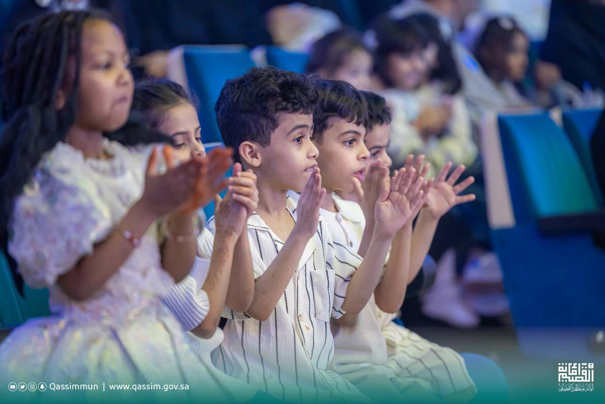 Qassimmun's tweet photo. تفاعل الحضور مع العروض الشعبية
يرسم لوحة مليئة بالحماس..

#عيد_القصيم_موروث_الوطن
#أمانة_منطق_القصيم https://t.co/6JjbjVqAYw