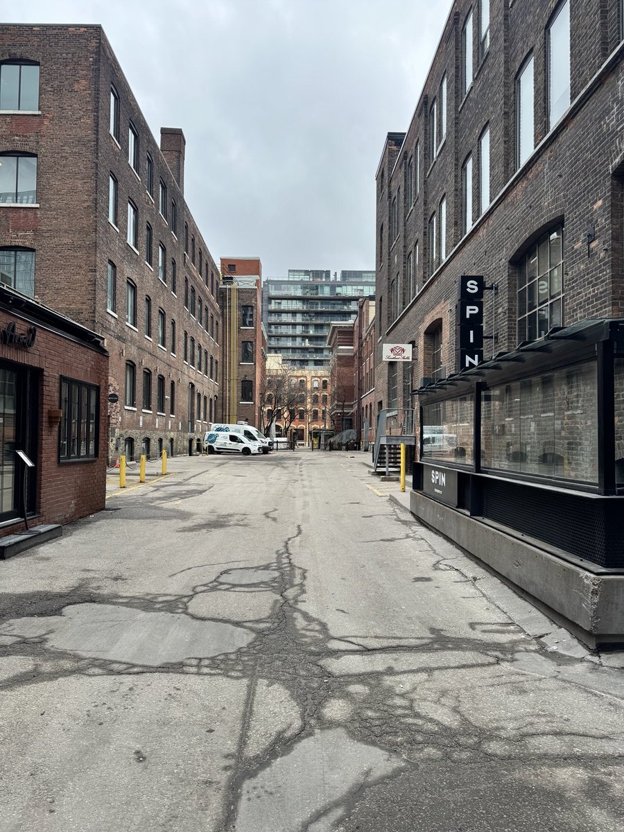 Toronto Poles and Dangling Wires tweet media