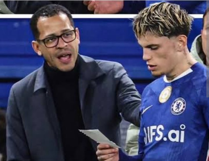JoeSeward1's tweet image. Liam Rosenior was writing notes again at 2-0 down tonight ✍️ against Everton. It was 3-0 by the time he finished scribbling ✍️
#EVECHE
#LiamRosenior
#RoseniorOut 
#ChelseaFC 
#Chelsea