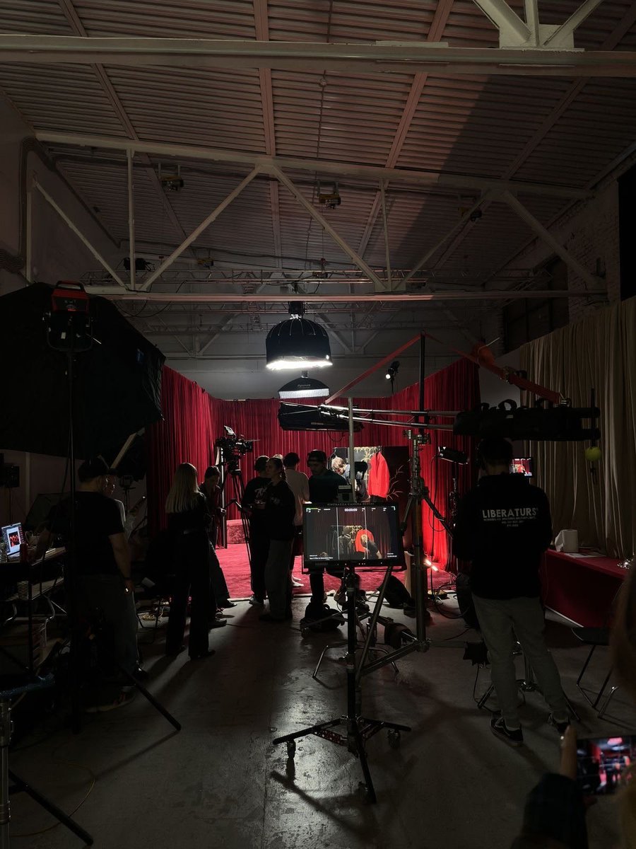 pjmot7's tweet photo. uma mini #jikookau | ABO | Atrás das Câmeras 🎥

onde JK, um ator ainda pouco conhecido, finalmente consegue um papel de destaque depois de anos tentando.

ou

onde Jimin, o queridinho de Hollywood, precisa dividir as cenas com um alfa que, secretamente, o tem como ídolo. https://t.co/d6hMYLFE3r