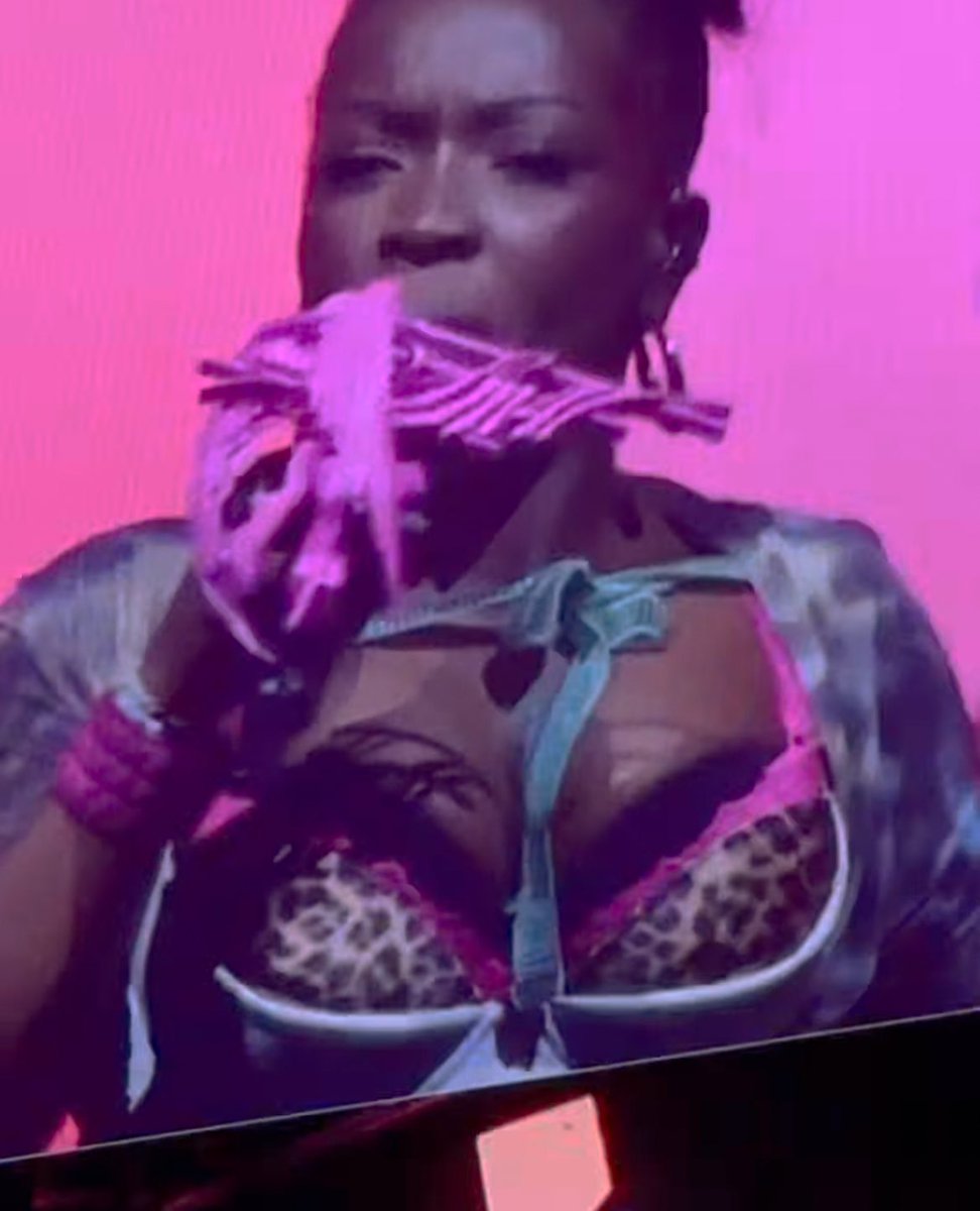 putain les gars c’est réel j’ai habillé theodora les larmes 😭😭🙏🏼🙏🏼🙏🏼🙏🏼🙏🏼