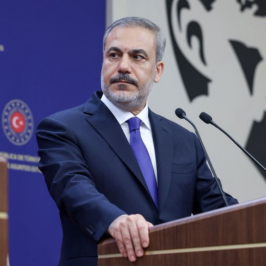 🔴 Dışişleri Bakanı Hakan Fidan:

Savaş 2-3 hafta daha sürebilir. Körfez ülkelerinin İran'a karşı askeri önlem alması muhtemel.

İran dini lideri Mücteba Hamaney hayatta ve işinin başında. Yönetim boşluğunu Devrim Muhafızları dolduruyor.